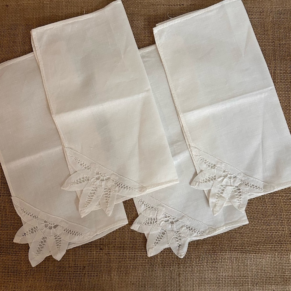 D-10 NWOT Set of 4 Elegant White Lace Trim Napkins